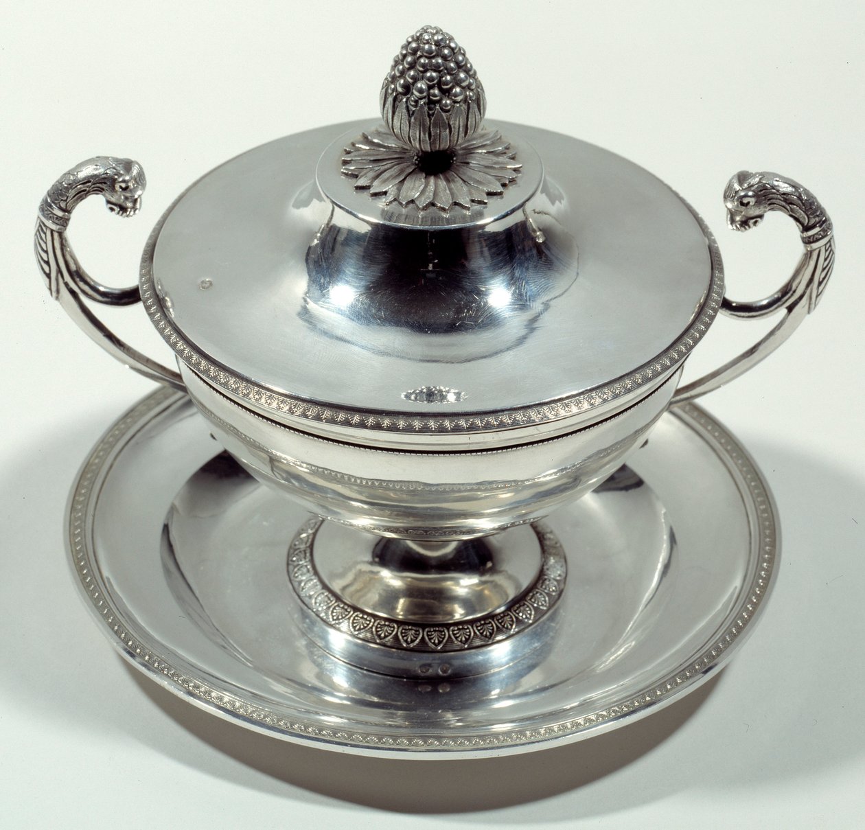 Sølvbæger med top top af fyrretræskegle. 1789-1809. Se. National Renaissance Museum af Unknown artist