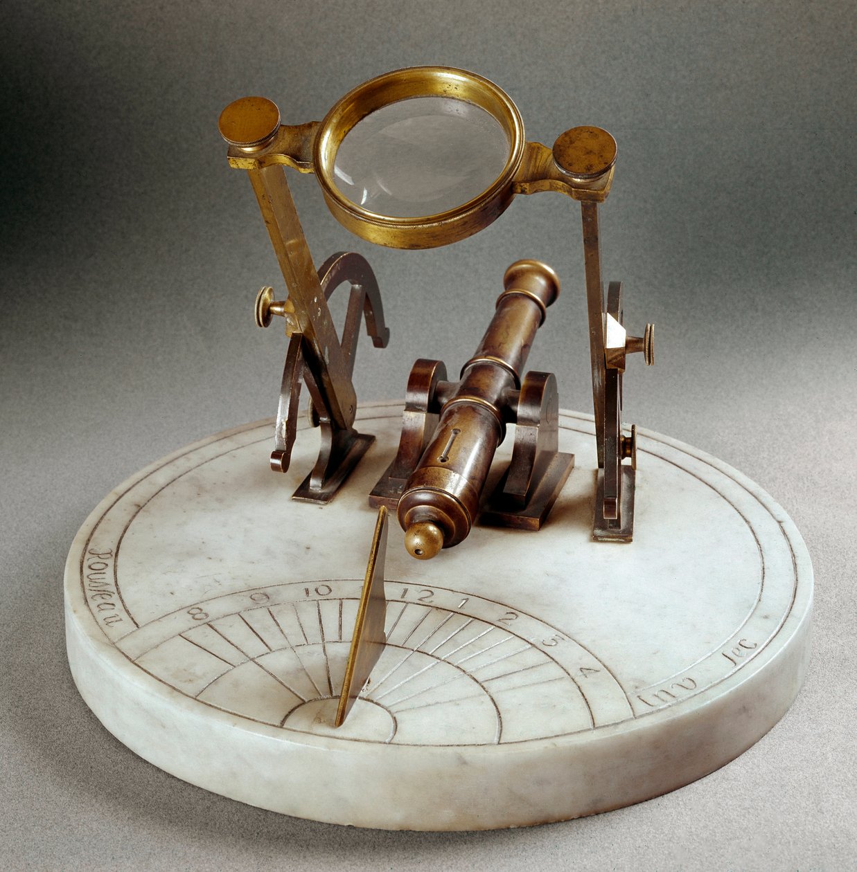 Solur kaldet "" Cannon de midi"" (Cannone di mezzogiorno): det er sammensat af en marmorplade eller er indgraveret en meridian. En vippelinse gør det muligt at affyre pulveret af en lille messingløs tønde ved middagstid. Diameter 30 cm. Realiseret af Rouss af Unknown artist