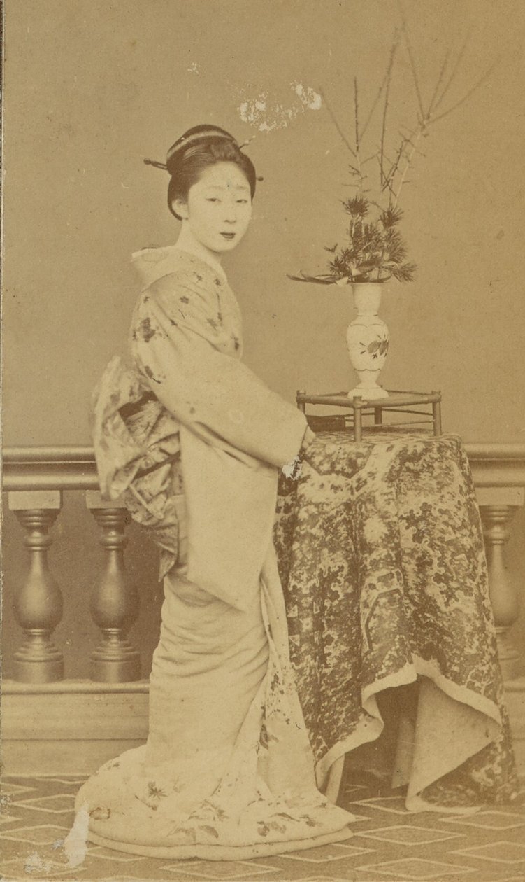 [Stående japansk kvinde] af Unknown artist