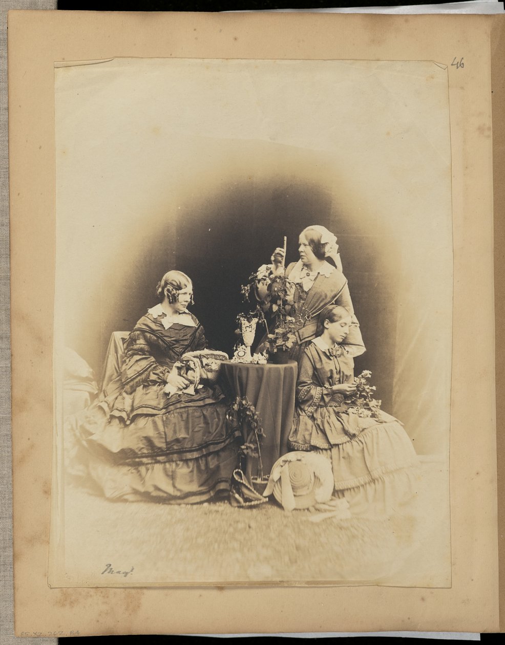 [Tre kvinder med blomster] af Unknown artist
