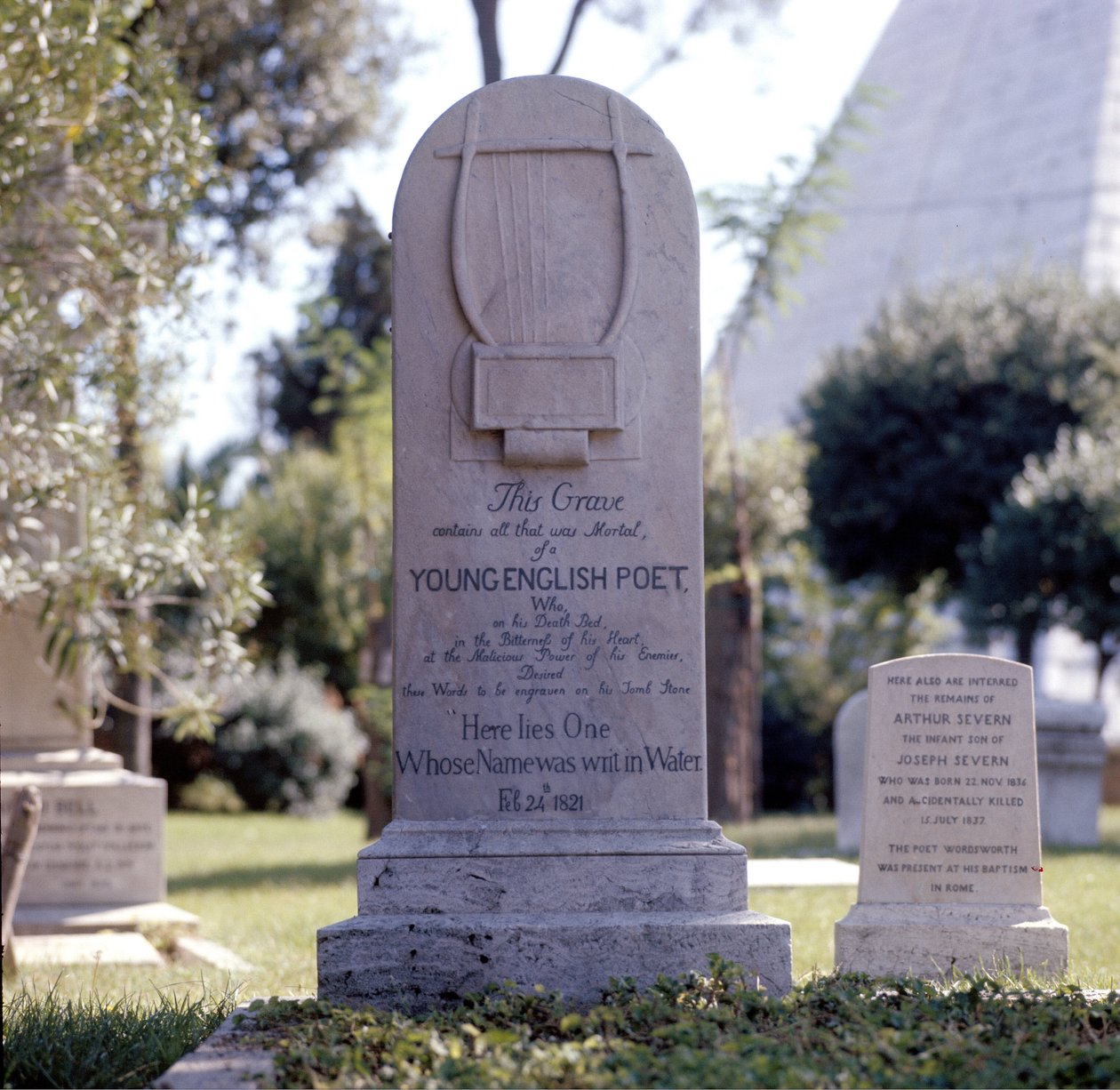 Digteren John Keats (1795-1821) grav på den protestantiske kirkegård i Testaccio i Rom. Epitafium: "Her ligger en, hvis navn er skrevet i vand" af Unknown artist