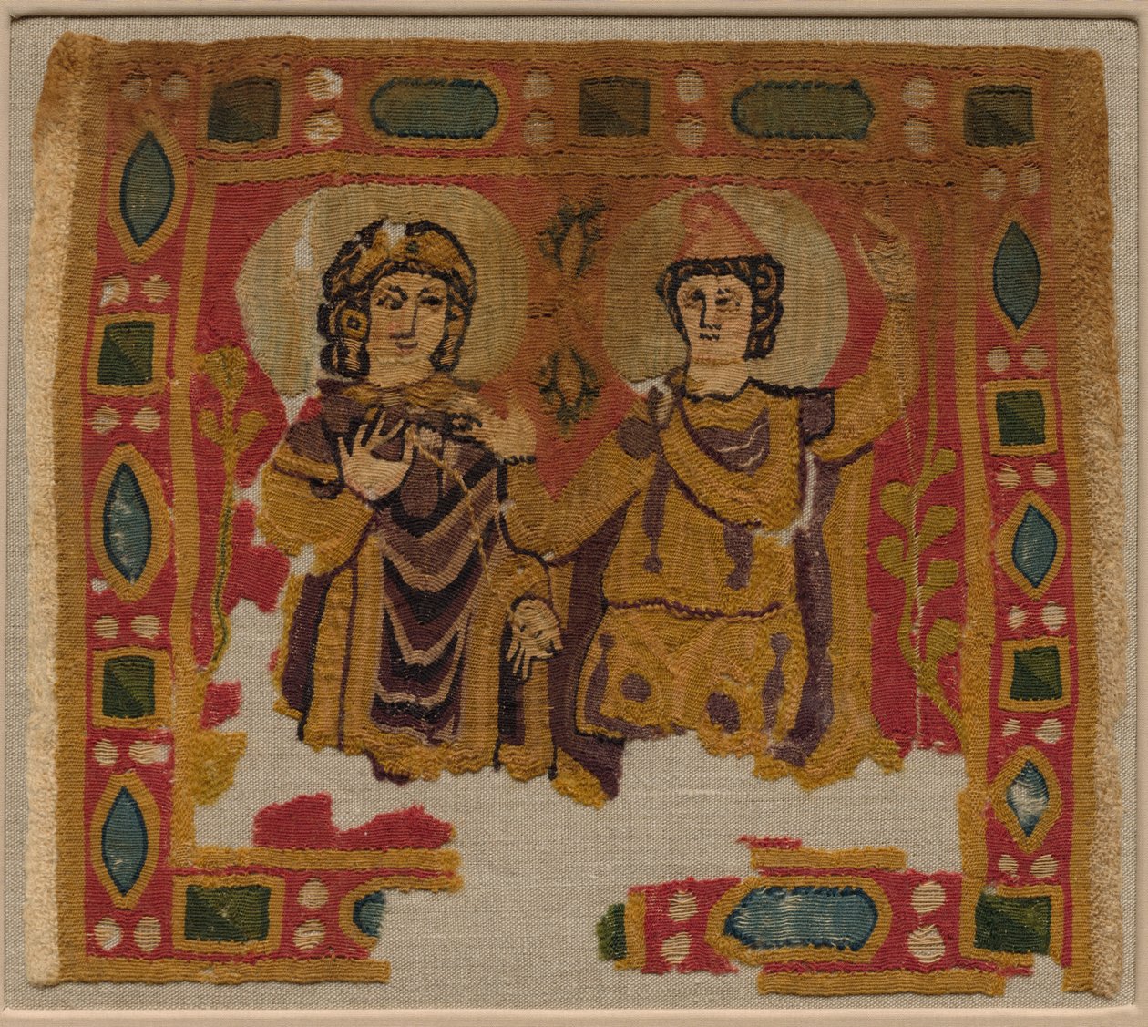To figurer indrammet af en juvelbelagt kant af Unknown artist