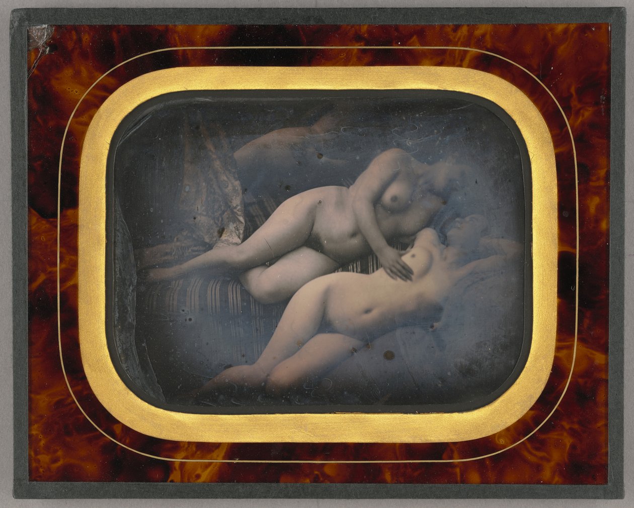 To kvinder, der omfavner hinanden af Unknown artist