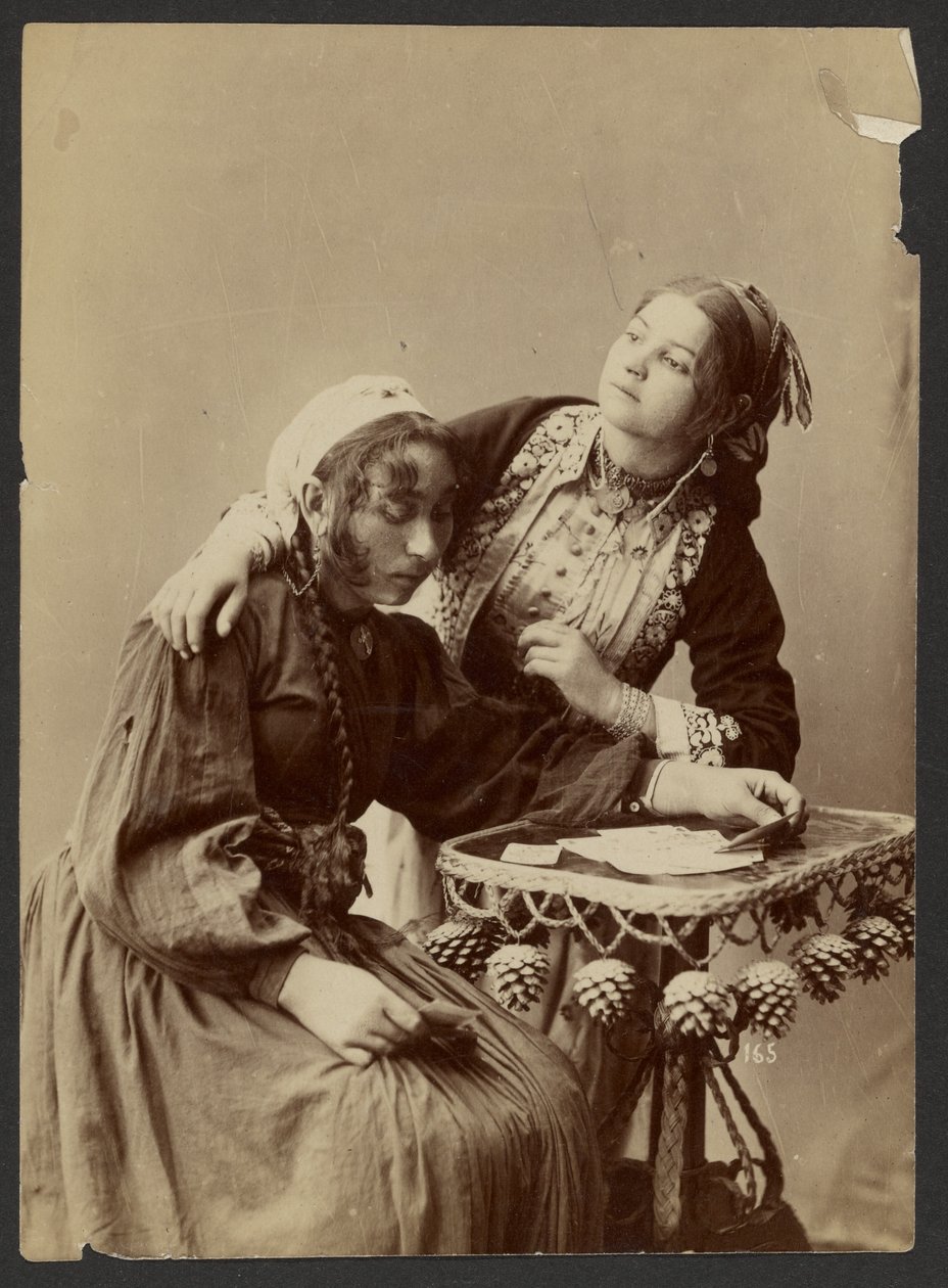 [To kvinder ved skrivebordet] af Unknown artist