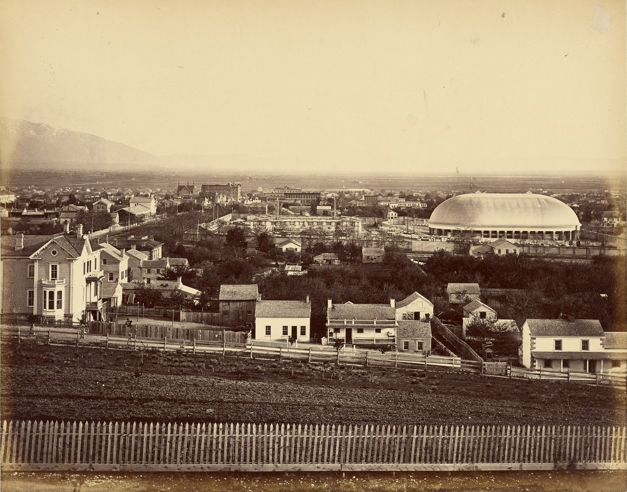 [Udsigt over Salt Lake Tabernacle og byen]. af Unknown artist