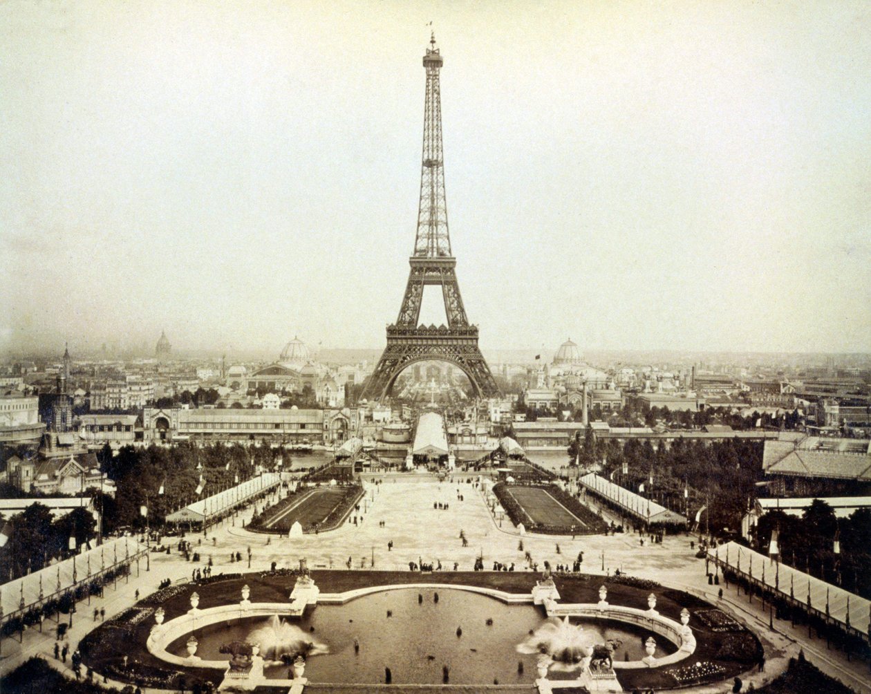 Udsigt over 1889 Verdensudstillingen i Paris og Eiffeltårnet. af Unknown artist
