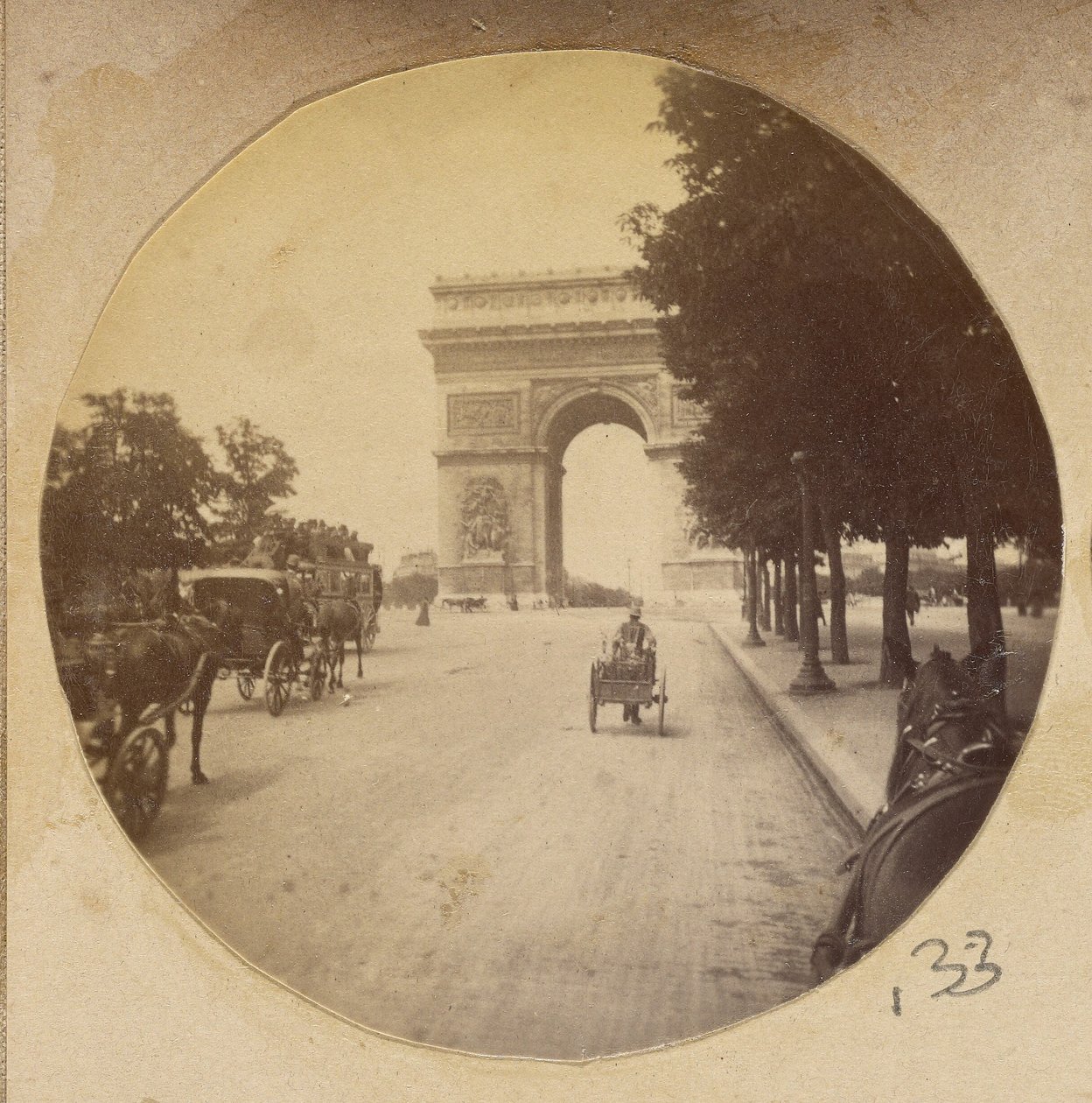 [Udsigt til Triumfbuen, Paris, Frankrig, med vogne på gaden]. af Unknown artist