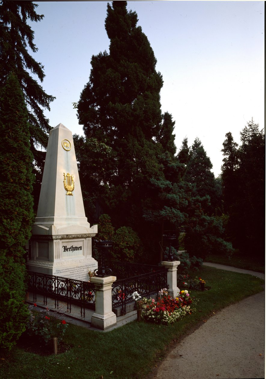 Udsigt over graven af den tyske komponist Ludwig van Beethoven (1770 - 1827) på den centrale kirkegård i Wien (Zentralfriedhof), Østrig af Unknown artist