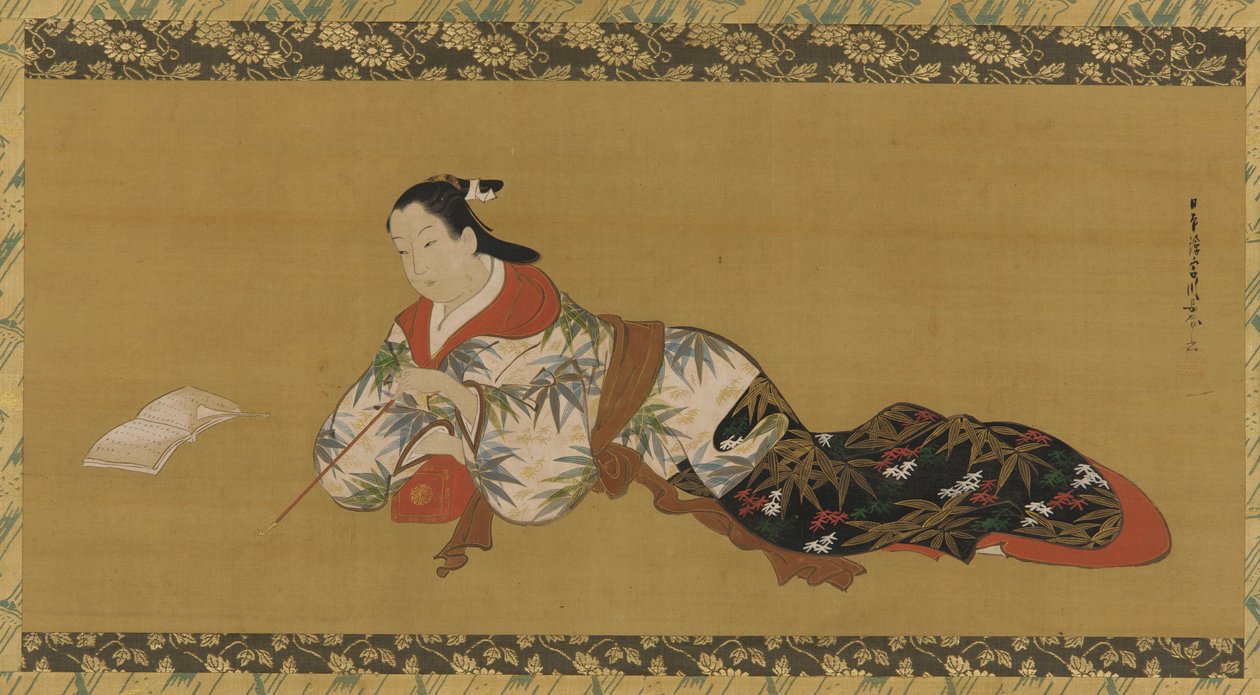 Yujo læner sig tilbage og læser et partitur af Unknown artist