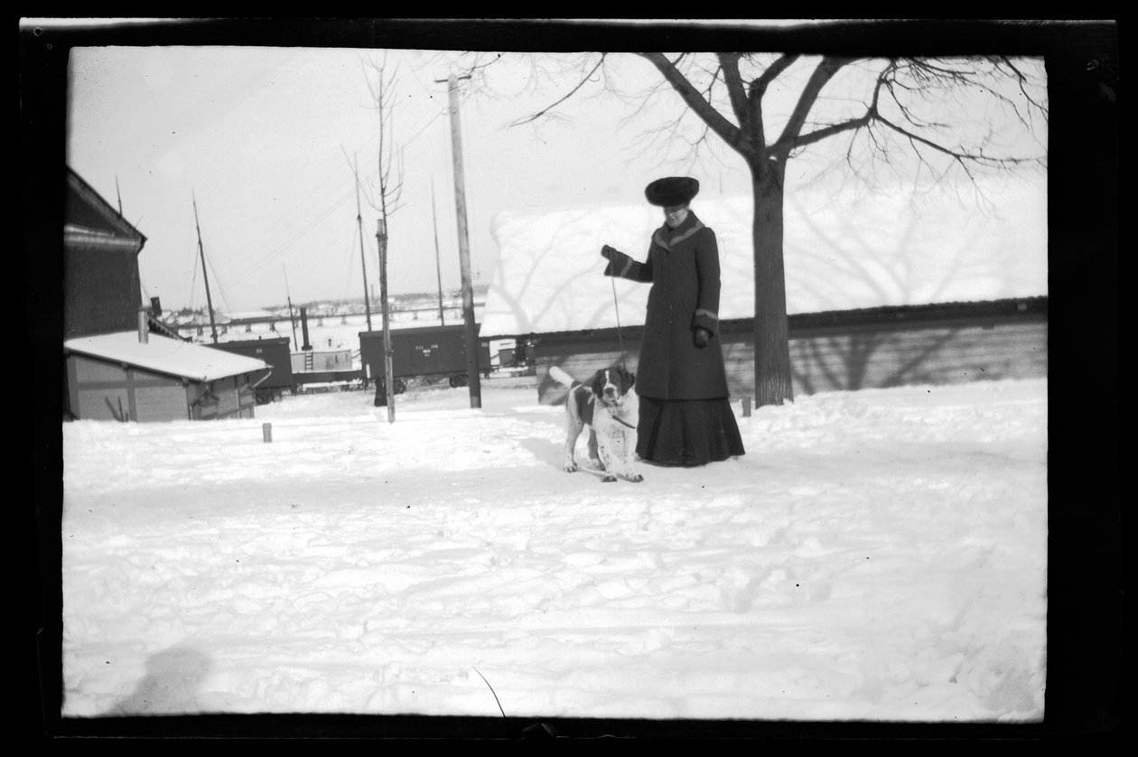 Blenda Simberg og Sarto på havnen i Vyborg af Unknown artist/maker