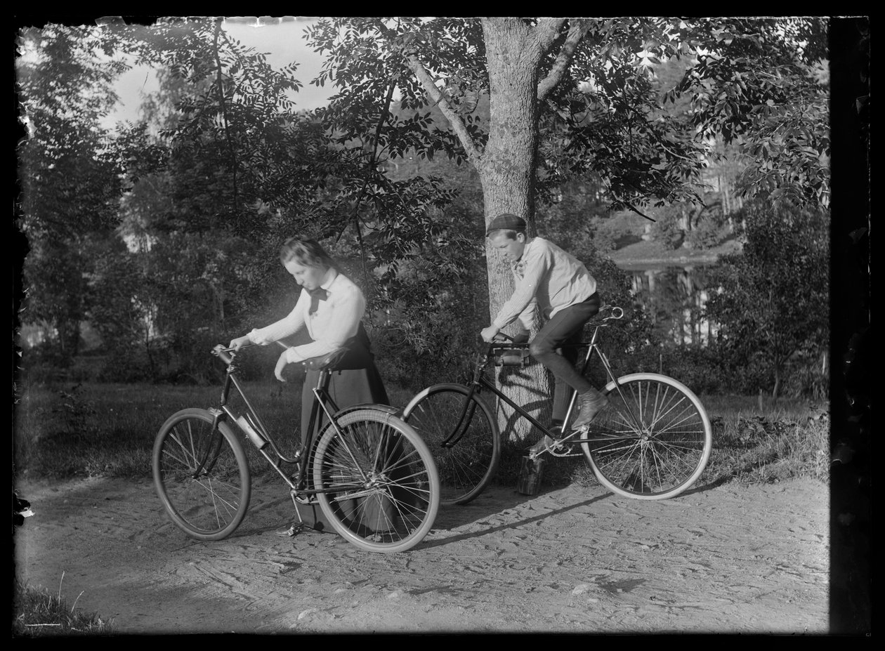 Elsa og Guido Simberg tager på cykeltur af Unknown artist/maker