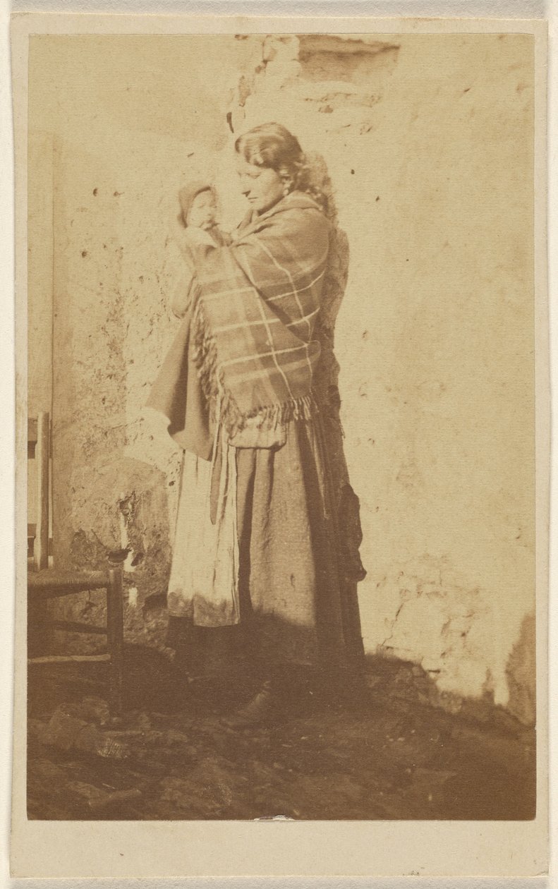 [Uidentificeret kvinde iført et sjal, holder en baby]. af Unknown artist/maker