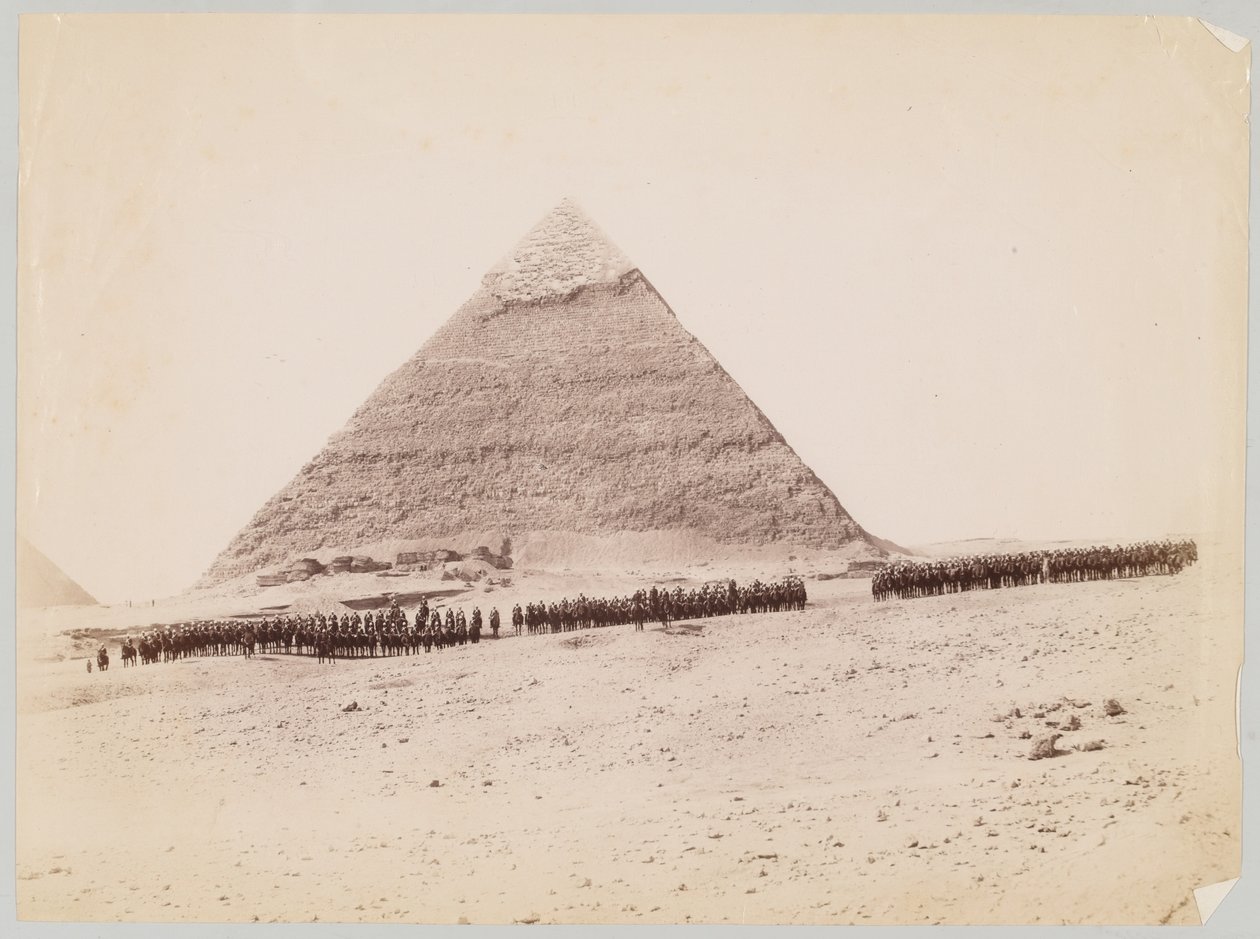 19. Husarer dannet foran en pyramide i Giza, Egypten, 1882 ca. af Unknown