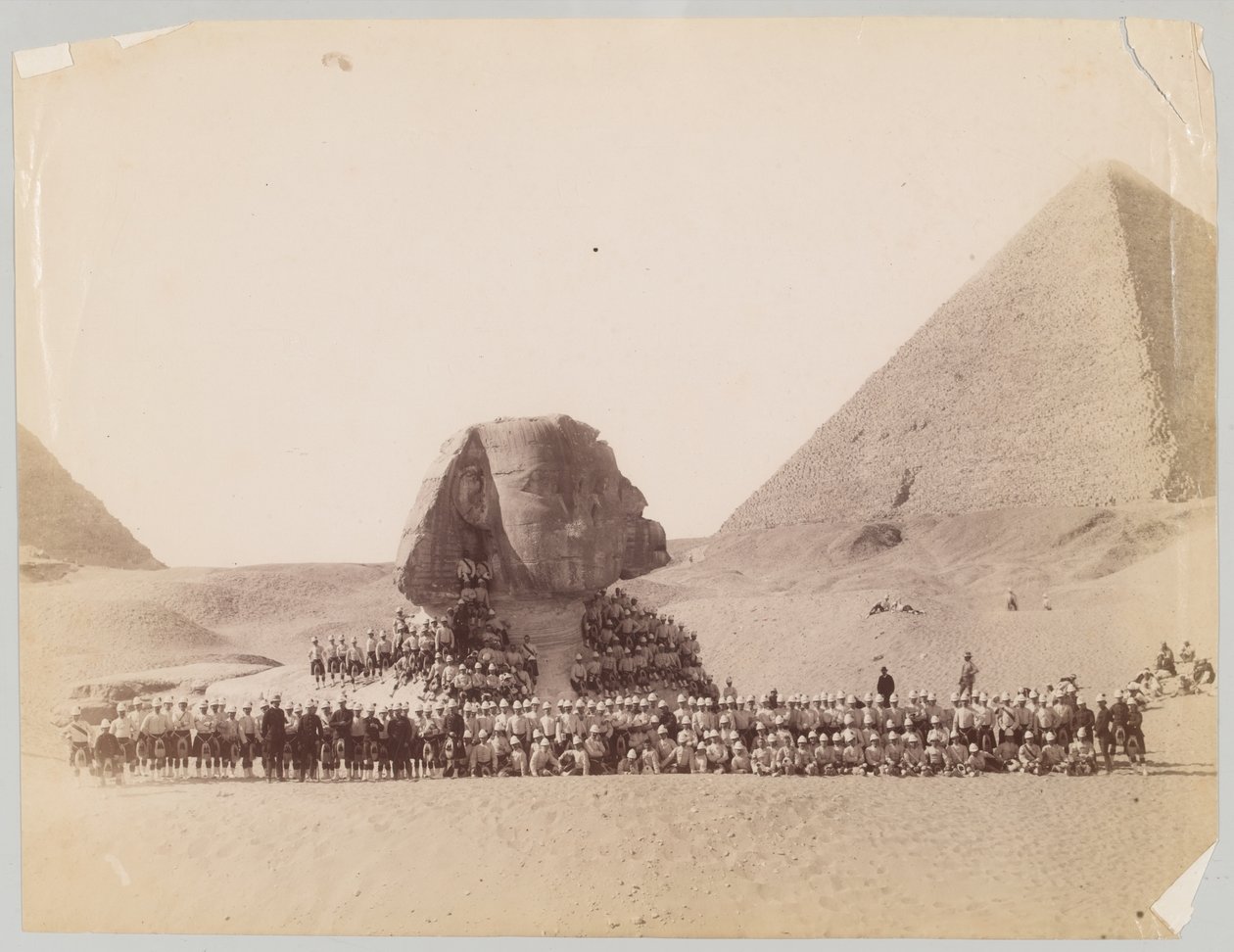 42. højlændere foran sfinxen ved Giza, Egypten af Unknown photographer