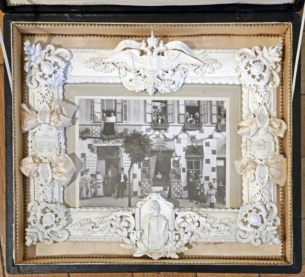 60-års jubilæum for kejser Franz Josephs regeringstid af Unknown photographer