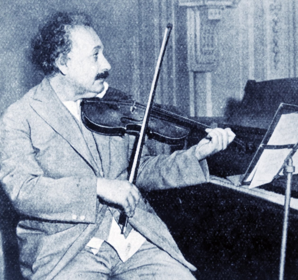 Albert Einstein spiller på sin violin (s/h foto) af Unknown photographer