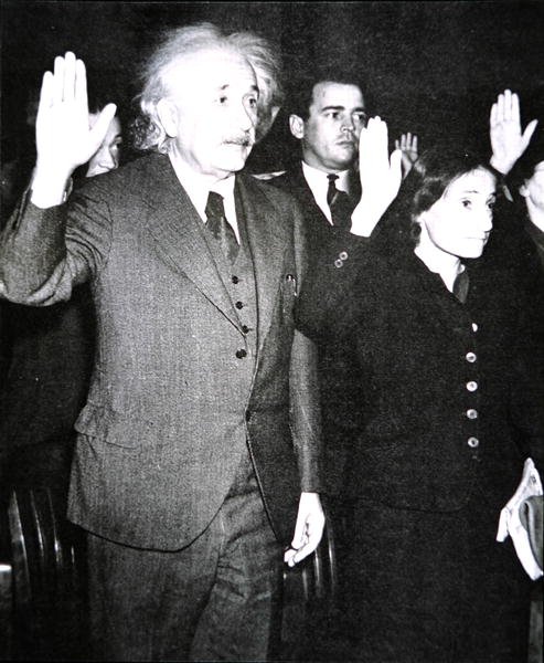 Albert Einstein med sin steddatter Margot aflægger ed om amerikansk statsborgerskab, New Jersey af Unknown photographer