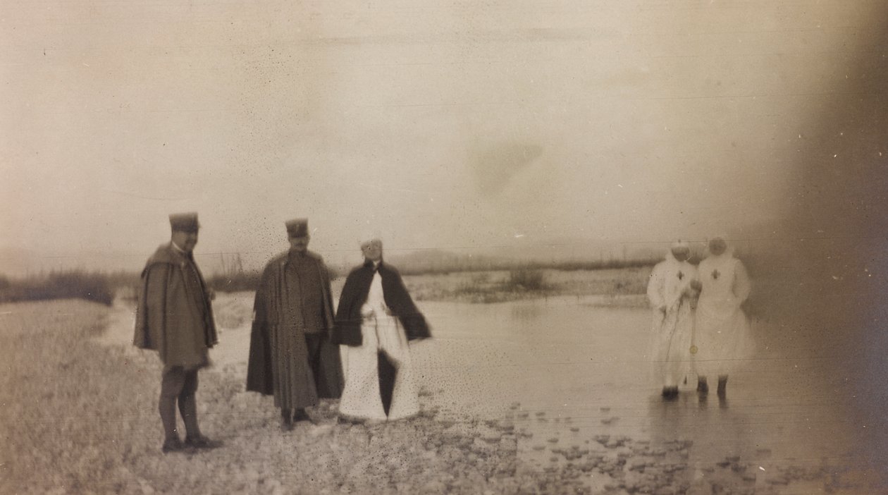 Album om Første Verdenskrig i Friuli-Venezia Giulia: officerer og Røde Kors-sygeplejersker over floden Natisone af Unknown photographer