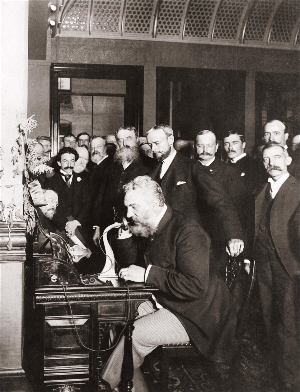 Alexandre Graham Bell (1847-1922) ved indvielsen af langdistancelinjen fra New York til Chicago, 18. okt. af Unknown photographer