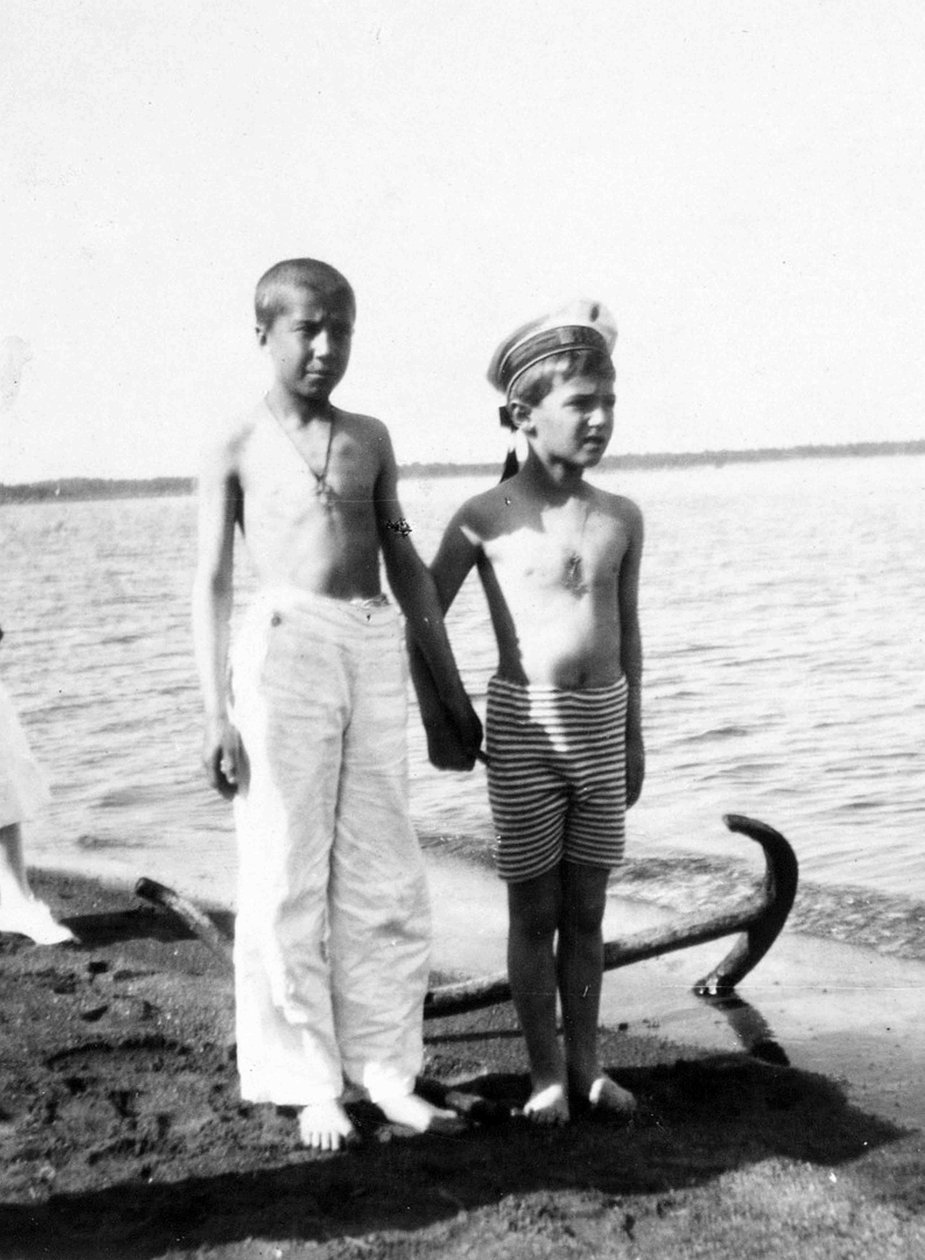 Alexei Tsarevich, mens han leger på stranden ved Livadia på Krim (s/h foto) af Unknown photographer