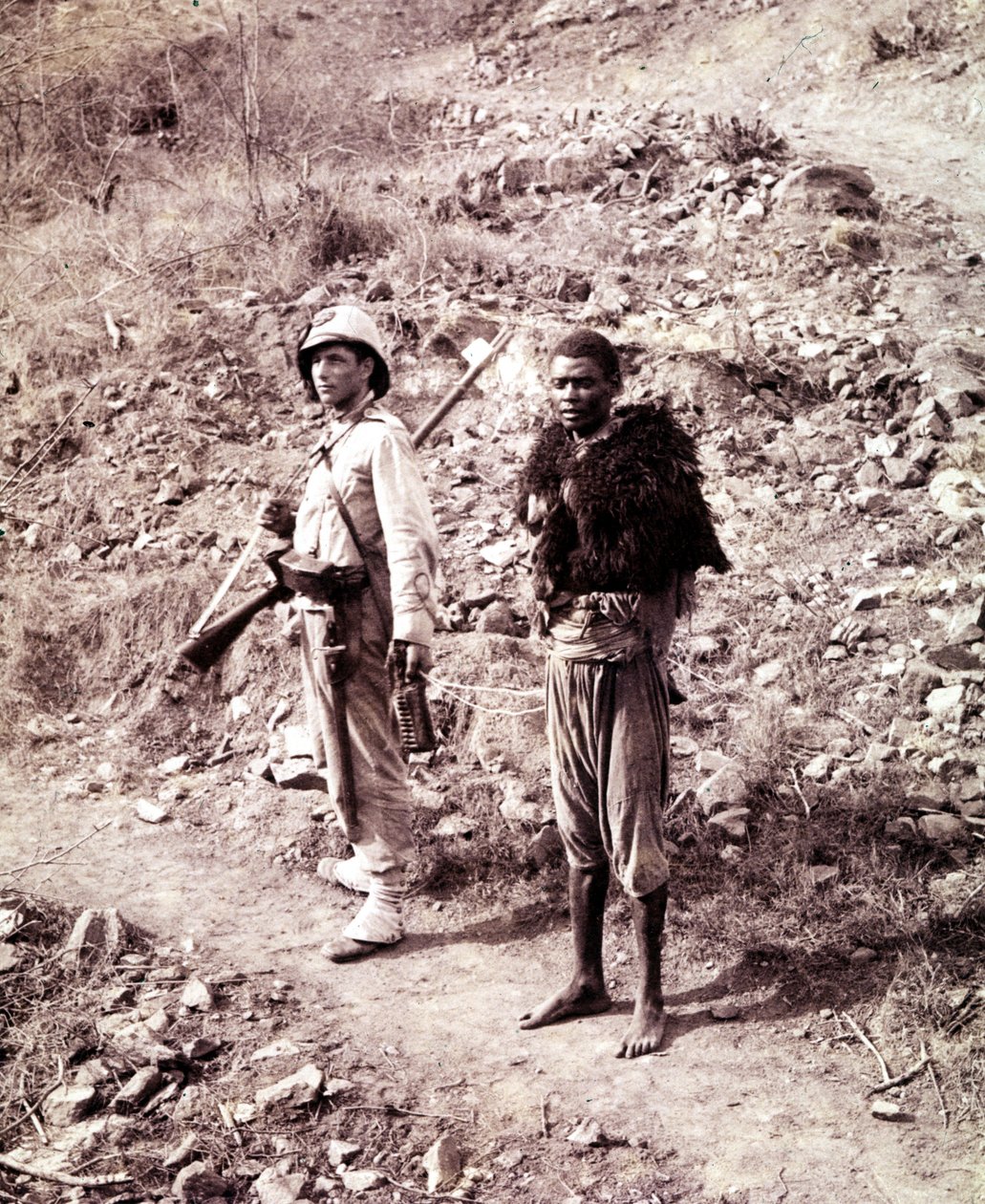 En italiensk soldat og en abessinisk fange på vejen til Ghinda. af Unknown photographer