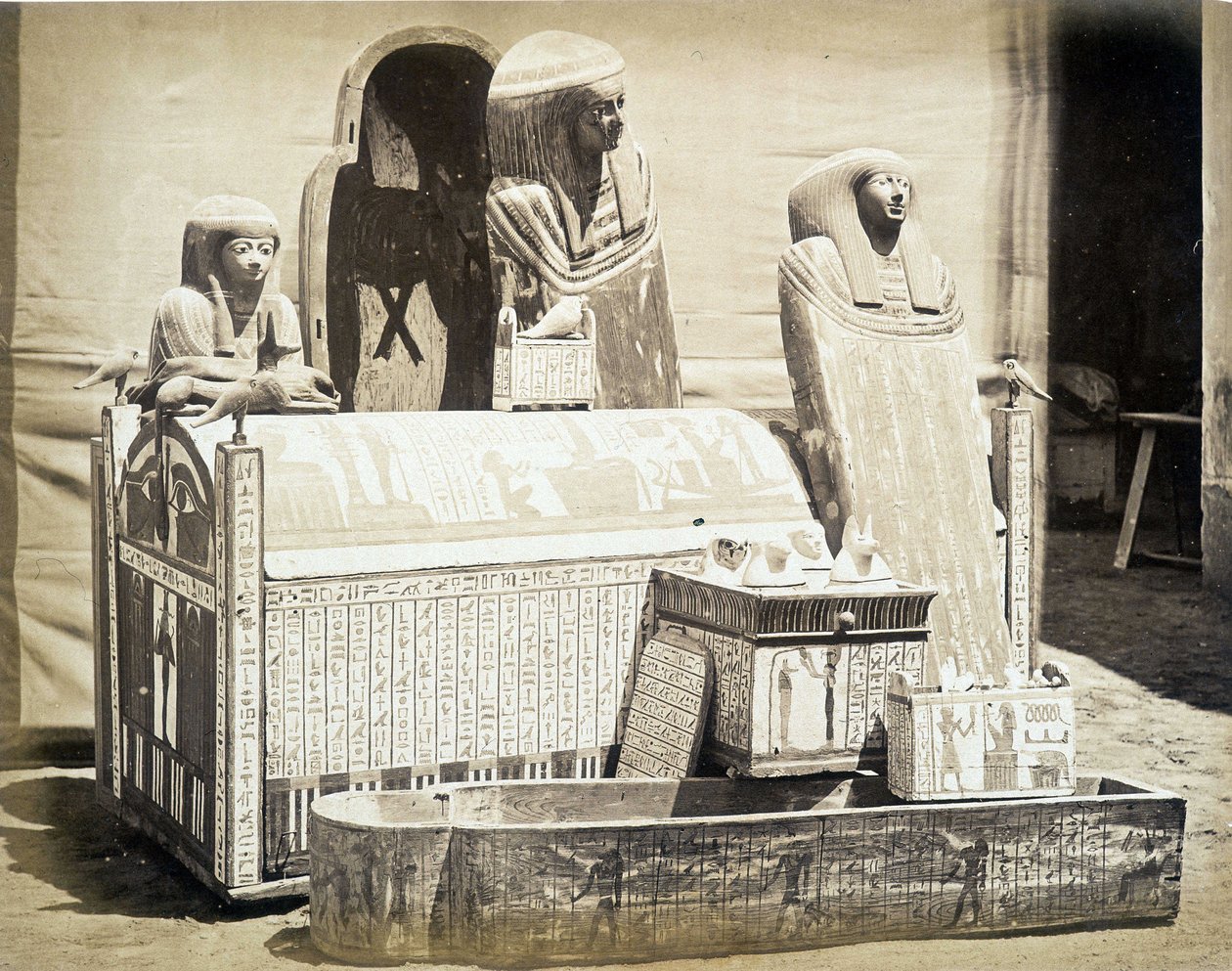 Arkæologiske statuer fundet i Egypten - i "" Fotoalbum af 1st Museum of Cairo"" grundlagt af Auguste Mariette Bey af Unknown photographer