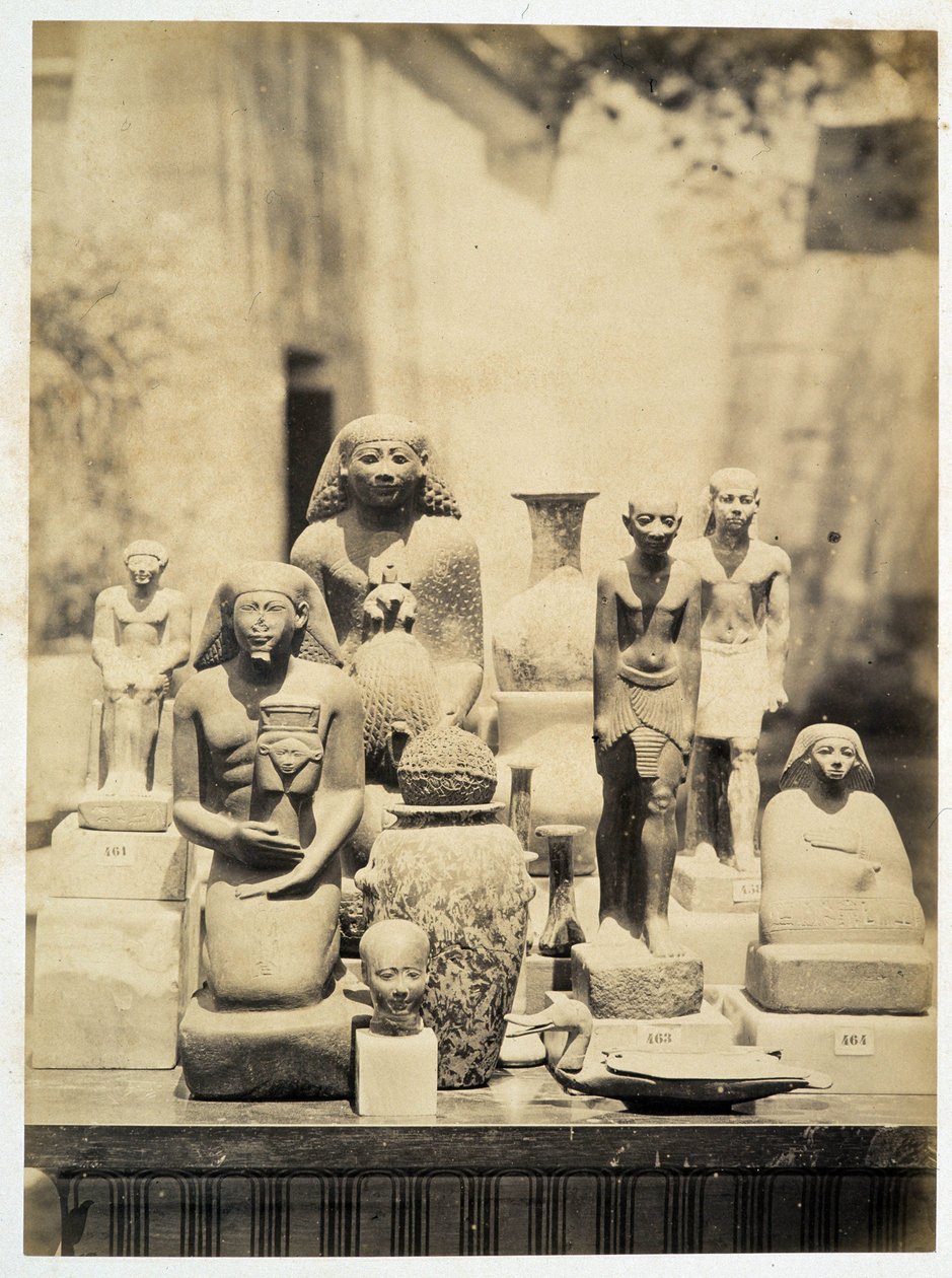 Arkæologiske statuer - i "" Fotoalbum af 1st Museum of Cairo"" grundlagt af Auguste Mariette Bey af Unknown photographer