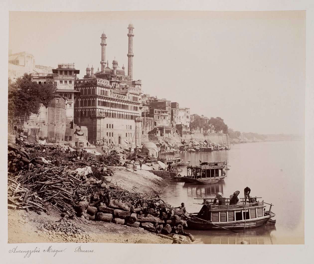 Aurangzebs moske, Benares, ca. 1885 (sepia foto) af Unknown photographer