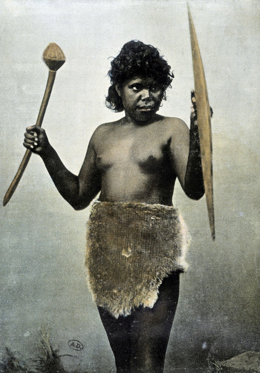 Australsk aboriginsk kone med ansvar for sin mands våben - autokrom af Unknown photographer