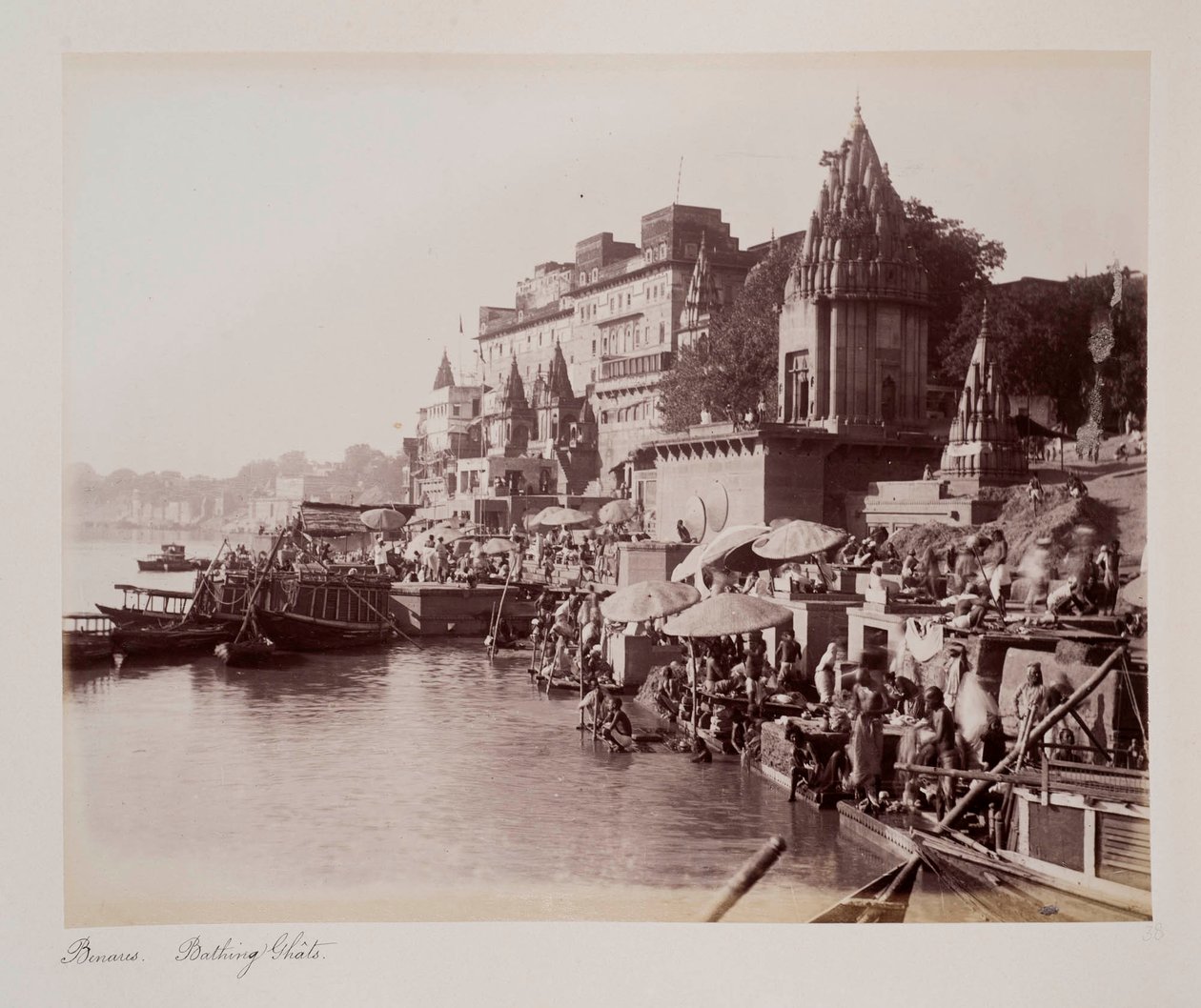 Benares Bathing Ghâts, ca. 1885 (sepiafoto) af Unknown photographer