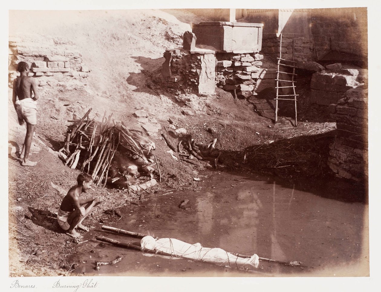 Benares Burning Ghât, ca. 1885 (sepiafoto) af Unknown photographer