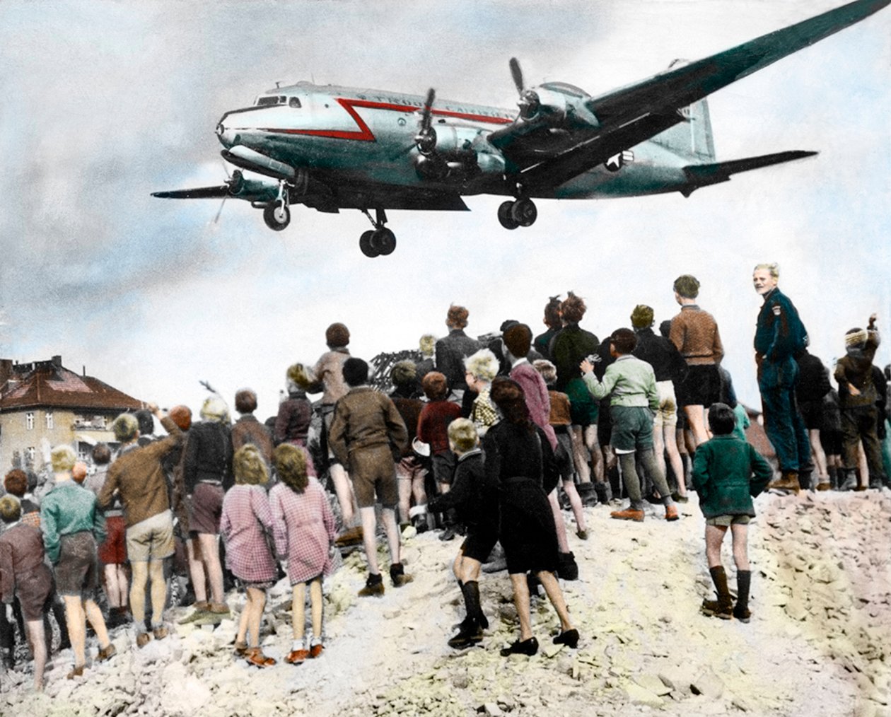 Berlinere observerer ankomsten af fly, der nærmer sig Berlin Tempelhof lufthavn af Unknown photographer