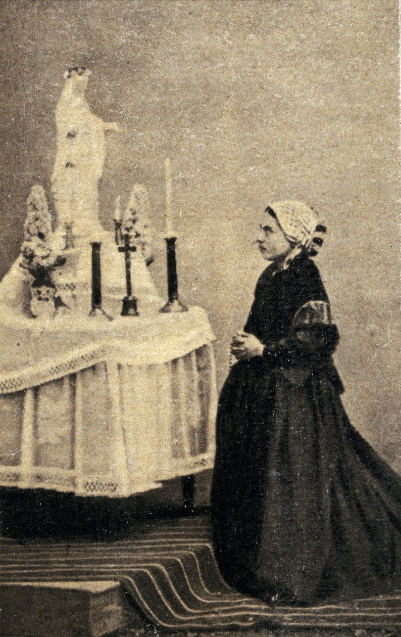 Bernadette Soubirous knæler foran et alter med Jomfruen af Unknown photographer