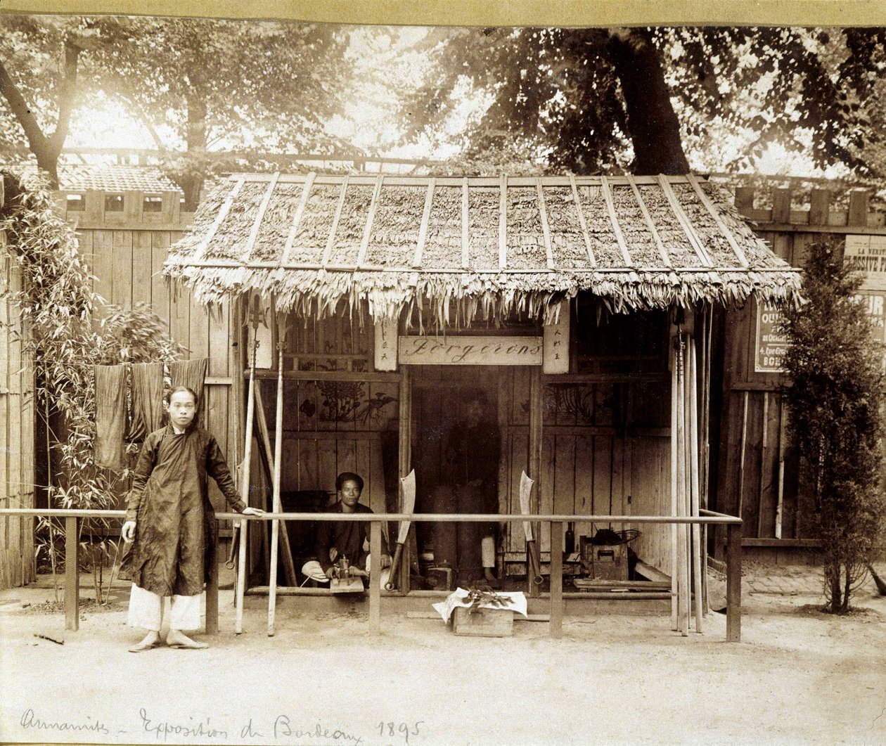 Smedeværksted, Annam, ca. 1895. af Unknown photographer