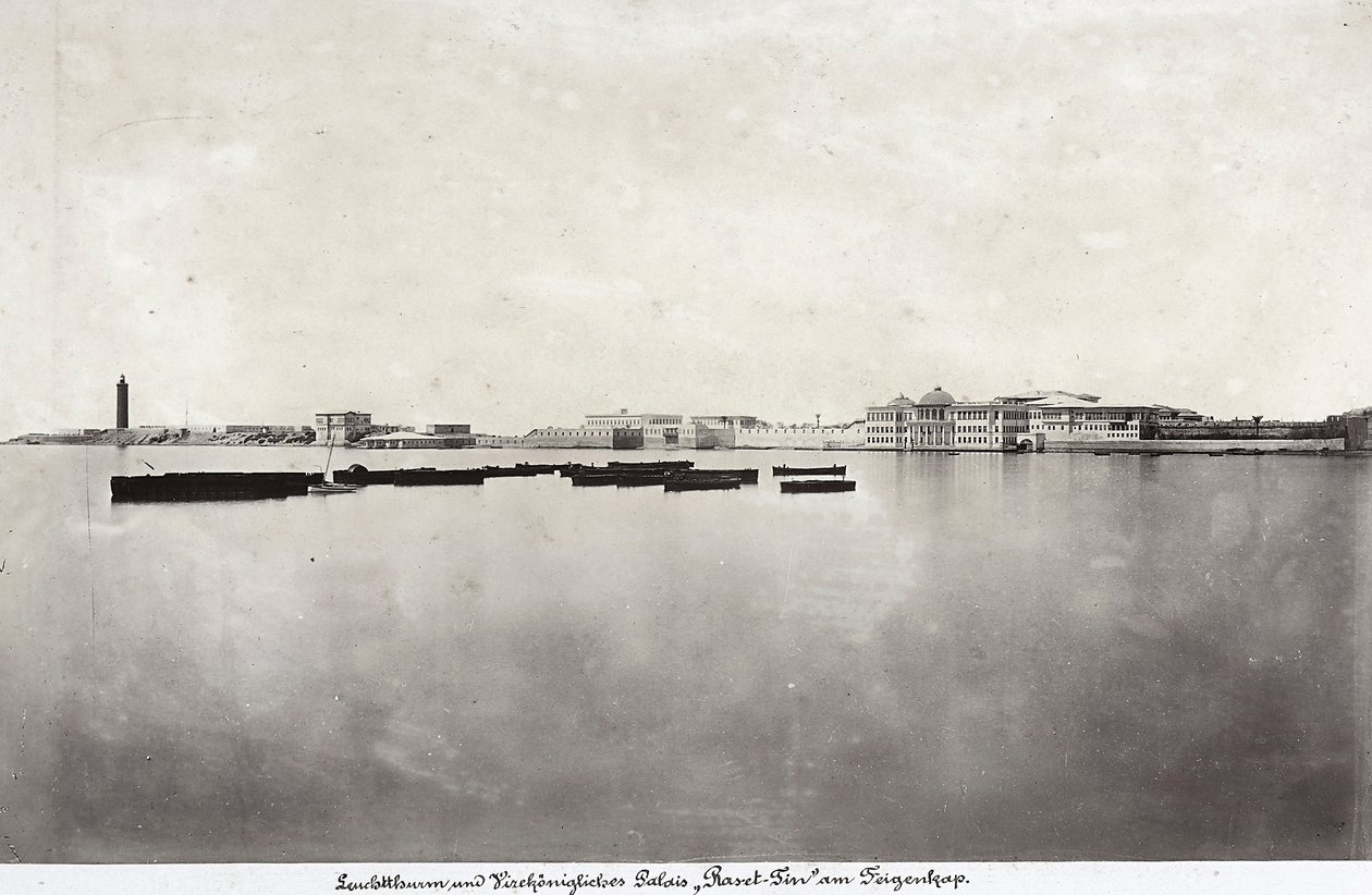 Både midt i havet med en del af byen Alexandria i baggrunden, i Egypten af Unknown photographer