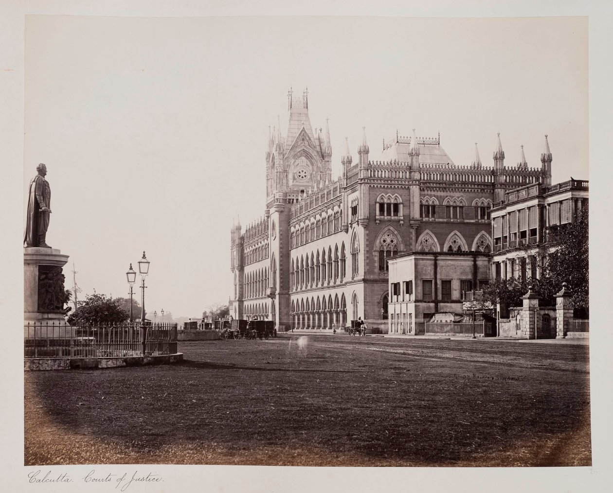 Calcutta Courts of Justice, ca. 1885 (sepia foto) af Unknown photographer