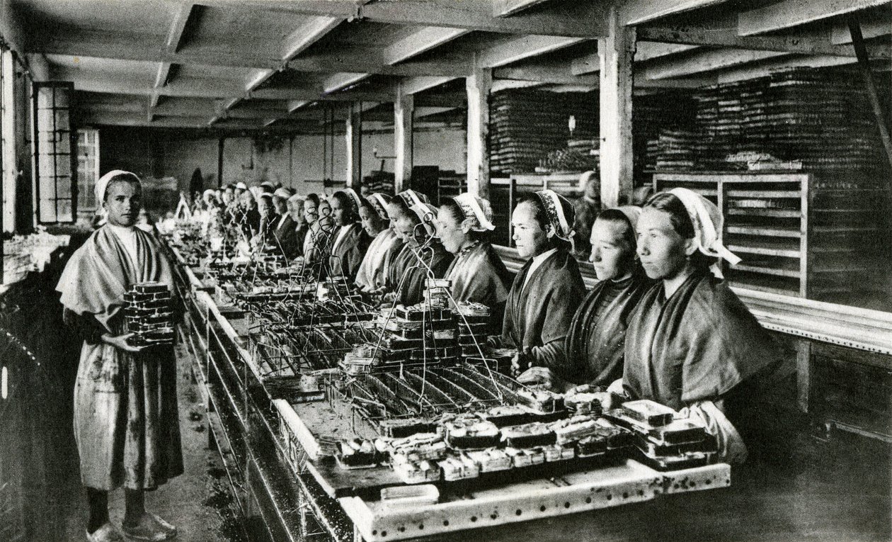 Konservering af sardiner, sardinindustri, Finistère, Bretagne (s/h-foto) af Unknown photographer