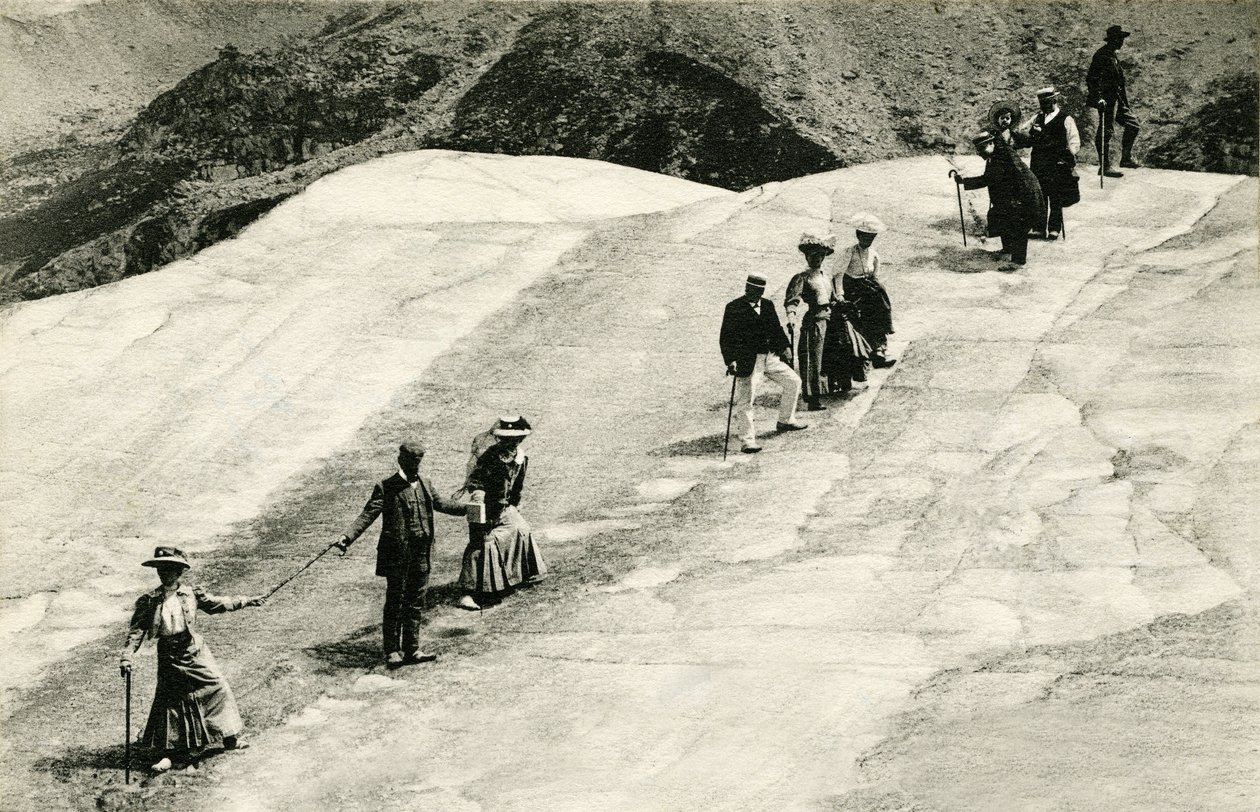 Chamonix (Haute-Savoie, Alperne): En gruppe elegante turister krydser Mer de Glace med deres savoyske guide. af Unknown photographer