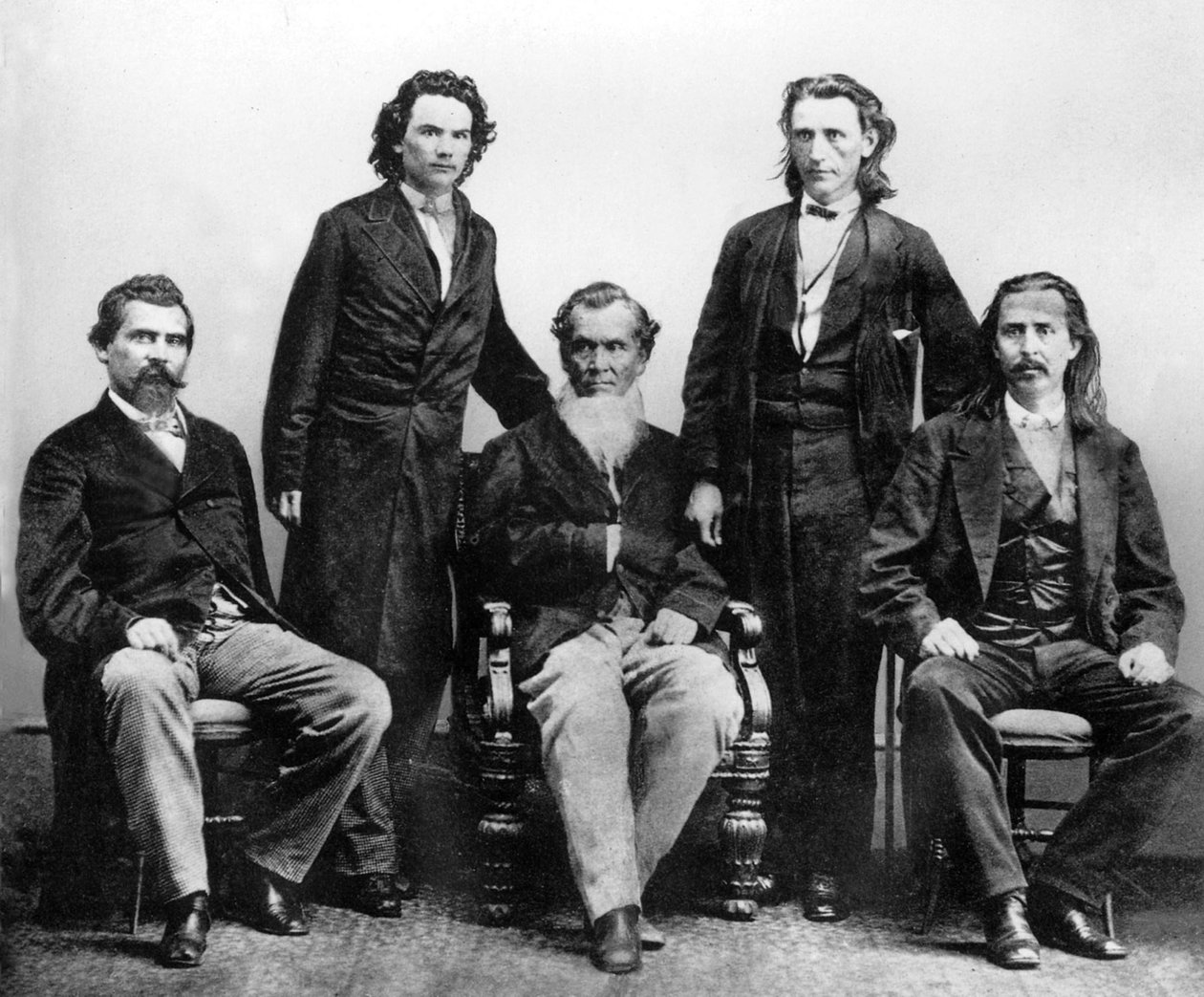 Cherokee indianere i Washington i 1866 for at forhandle traktat med USA, som vil blive underskrevet den 19. juli l-r John Rollin Ridge Saladin Watie Richard Fields oberst Elias C Boudinot oberst William P Adair af Unknown photographer