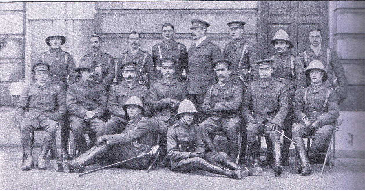 Oberst Owen, Major Boole-Smith og de andre officerer fra Dragoon Guards, fra After Pretoria: The Guerilla War udgivet af Harmsworth Bros Limited af Unknown photographer