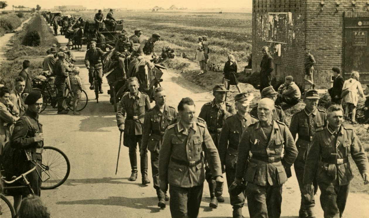 "Herrenvolks afgang", tyske soldater forlader Holland, maj 1945 (s/h-foto) af Unknown photographer