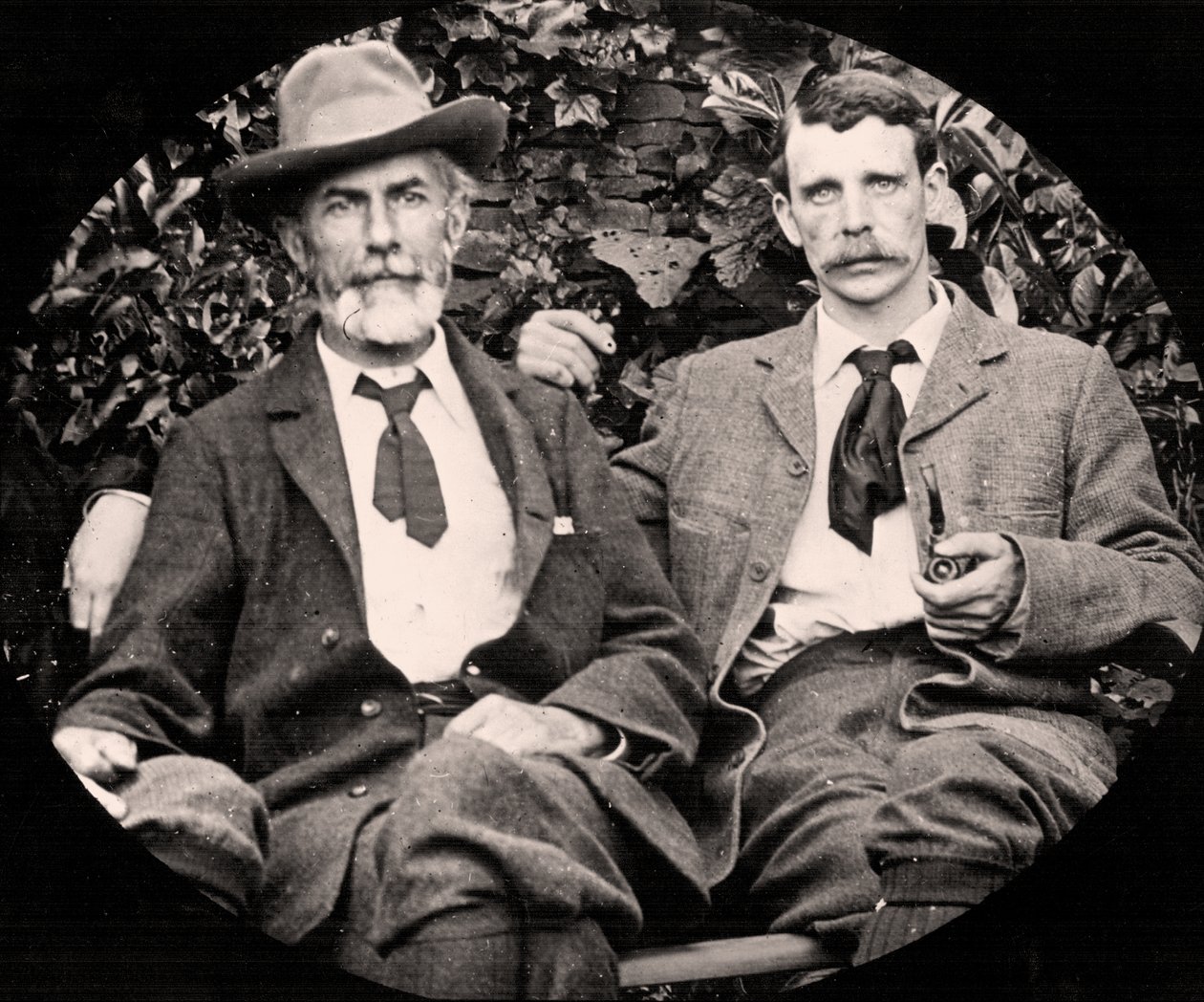 Edward Carpenter og hans partner George Merrill, ca. 1900 (s/h-foto) af Unknown photographer