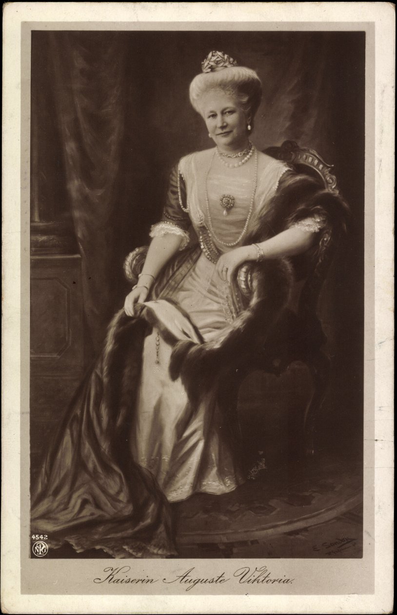 Kejserinde Auguste Viktoria i krone og pels af Unknown photographer