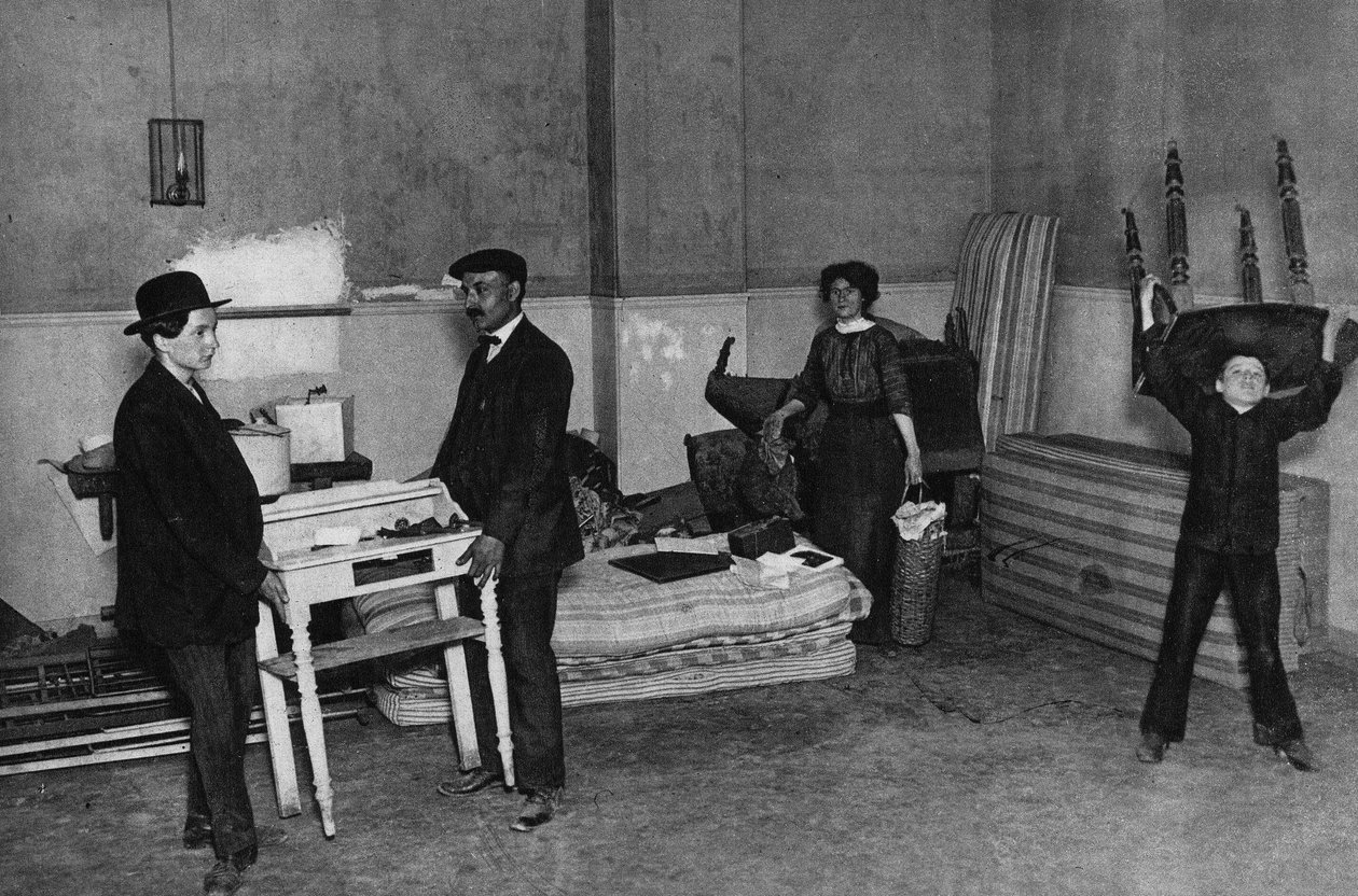Hverdagsliv, scene for at flytte i en bygning i Paris. Fotografi, slutningen af det 19. århundrede, Paris. Saml. Selva. af Unknown photographer