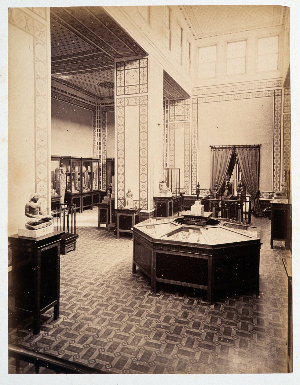 Udstillingslokale - i "" Fotoalbum af det 1. museum i Cairo"" grundlagt af Auguste Mariette Bey af Unknown photographer