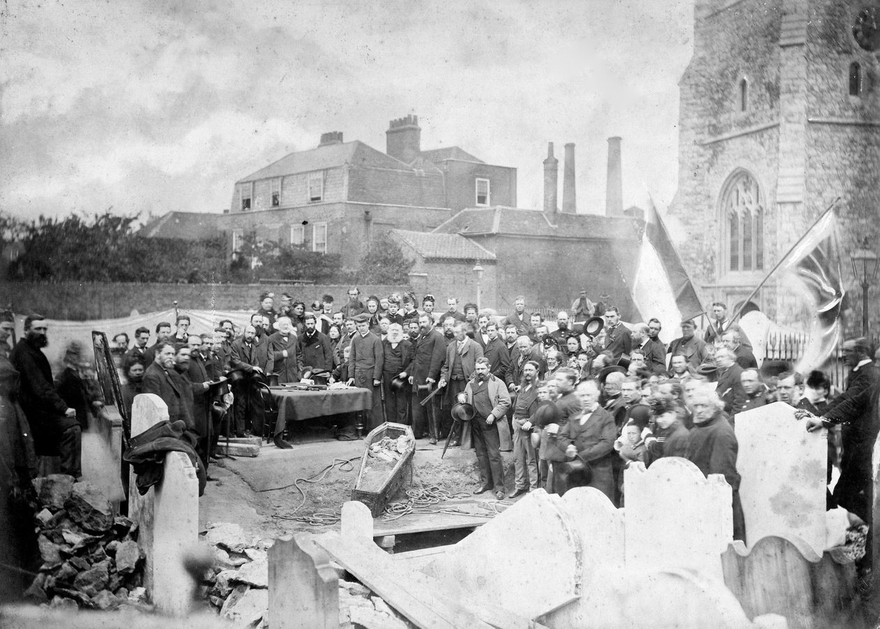 Udgravning af liget af Ugo Foscolo på kirkegården i Chiswick i 1871 - fotoatelier Fratelli Caldesi - Udgravning af liget af Ugo Foscolo på kirkegården i Chiswick i 1871 af Unknown photographer