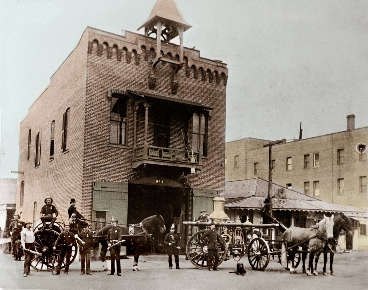 Brandvæsen poserer uden for kasernen, Los Angeles. Californien, USA. 1887. Fotografi af Unknown photographer