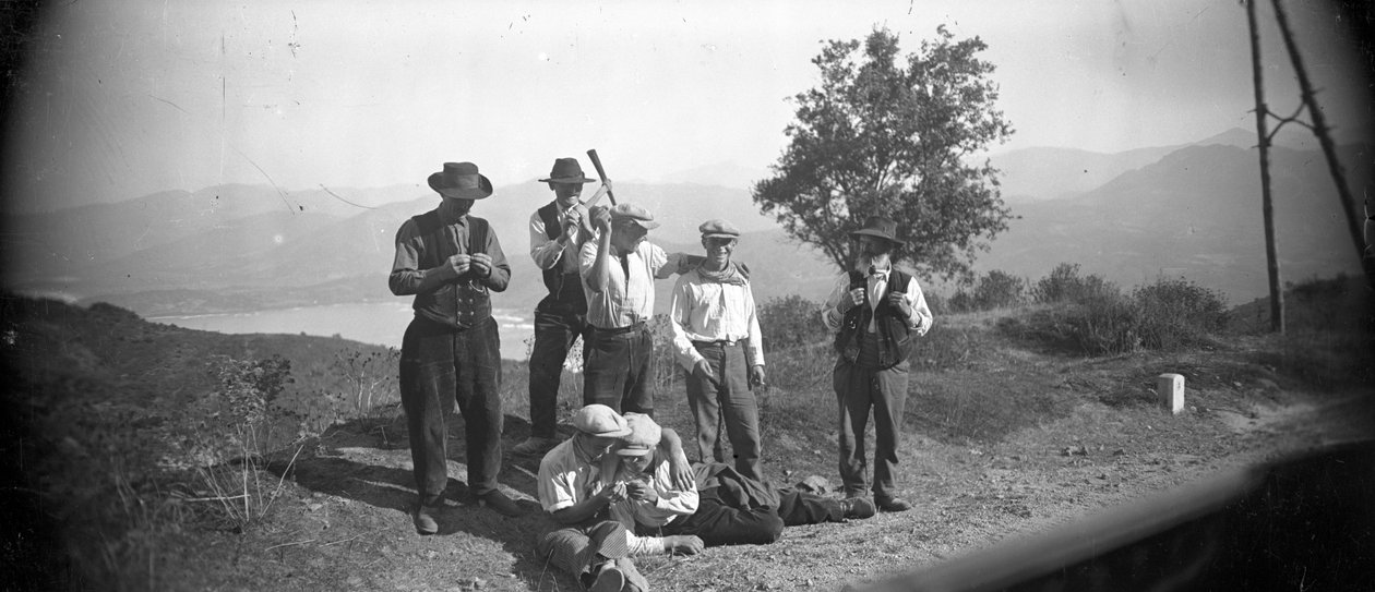 Frankrig: Korsikanske indbyggere poserer ved en vejkant af Unknown photographer