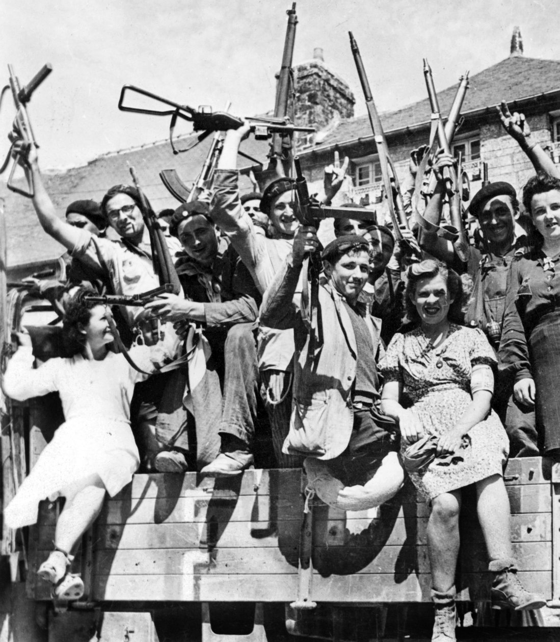 Franske partisan-snigskytter befrier en landsby i Normandiet, juni-juli 1944 (s/h-foto) af Unknown photographer