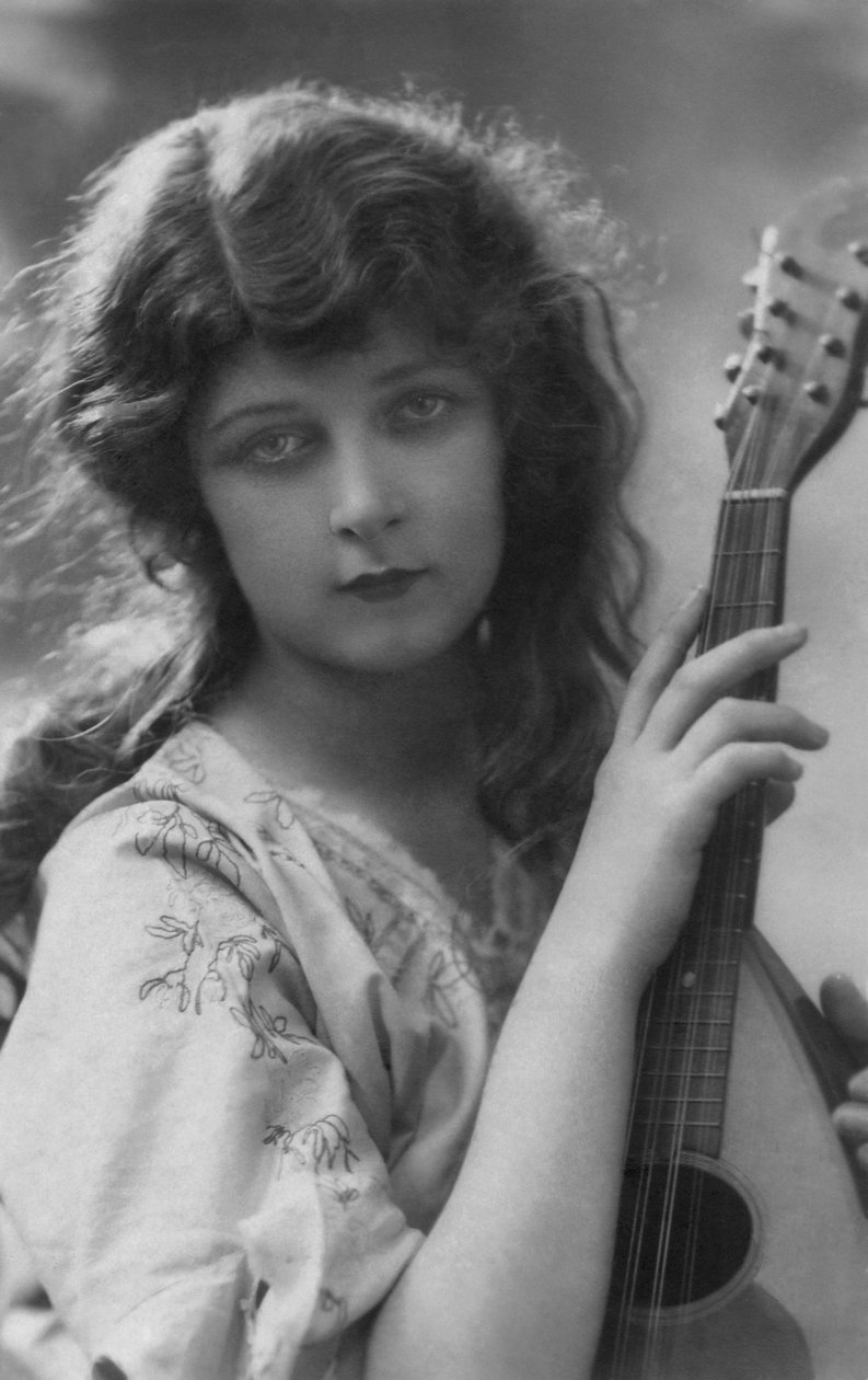 Fransk postkort af smuk ung kvinde med mandolin i napolitansk stil, ca. 1912 af Unknown photographer